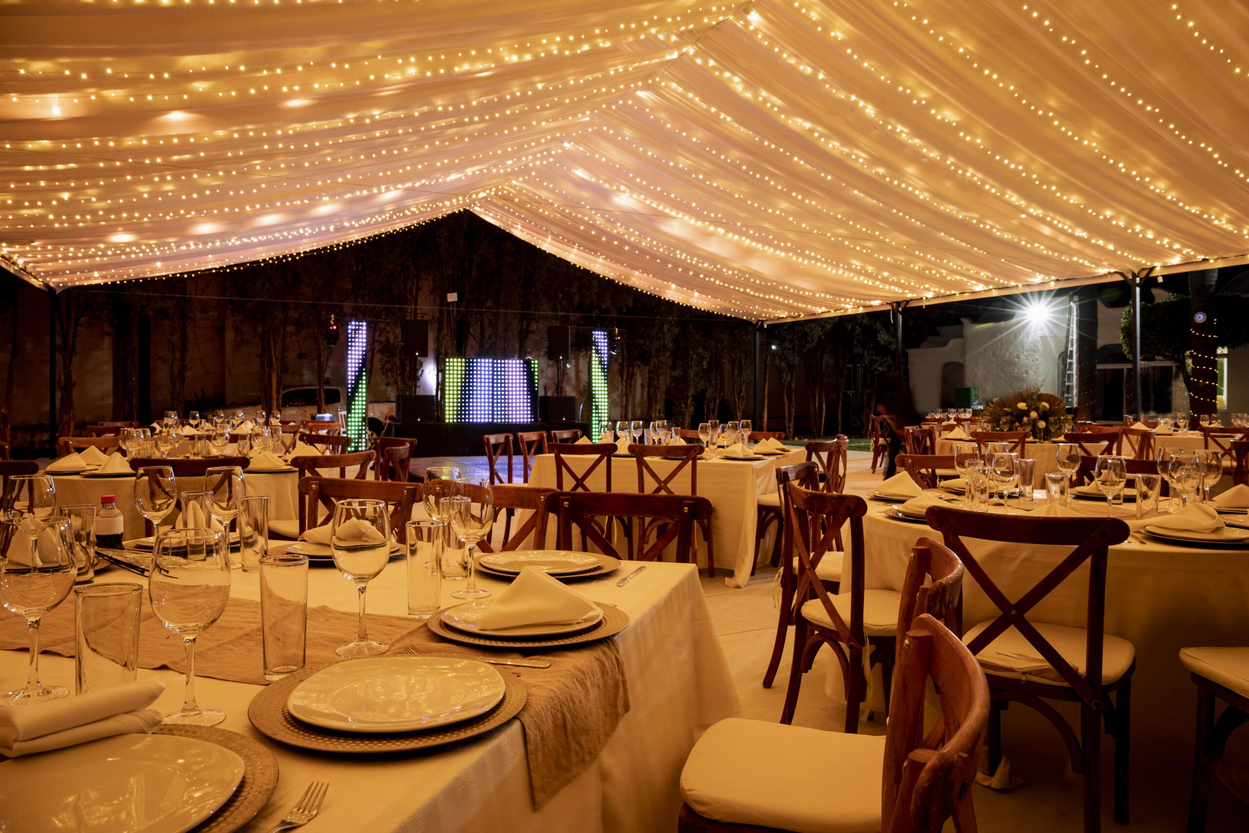 Mesas montadas para boda
