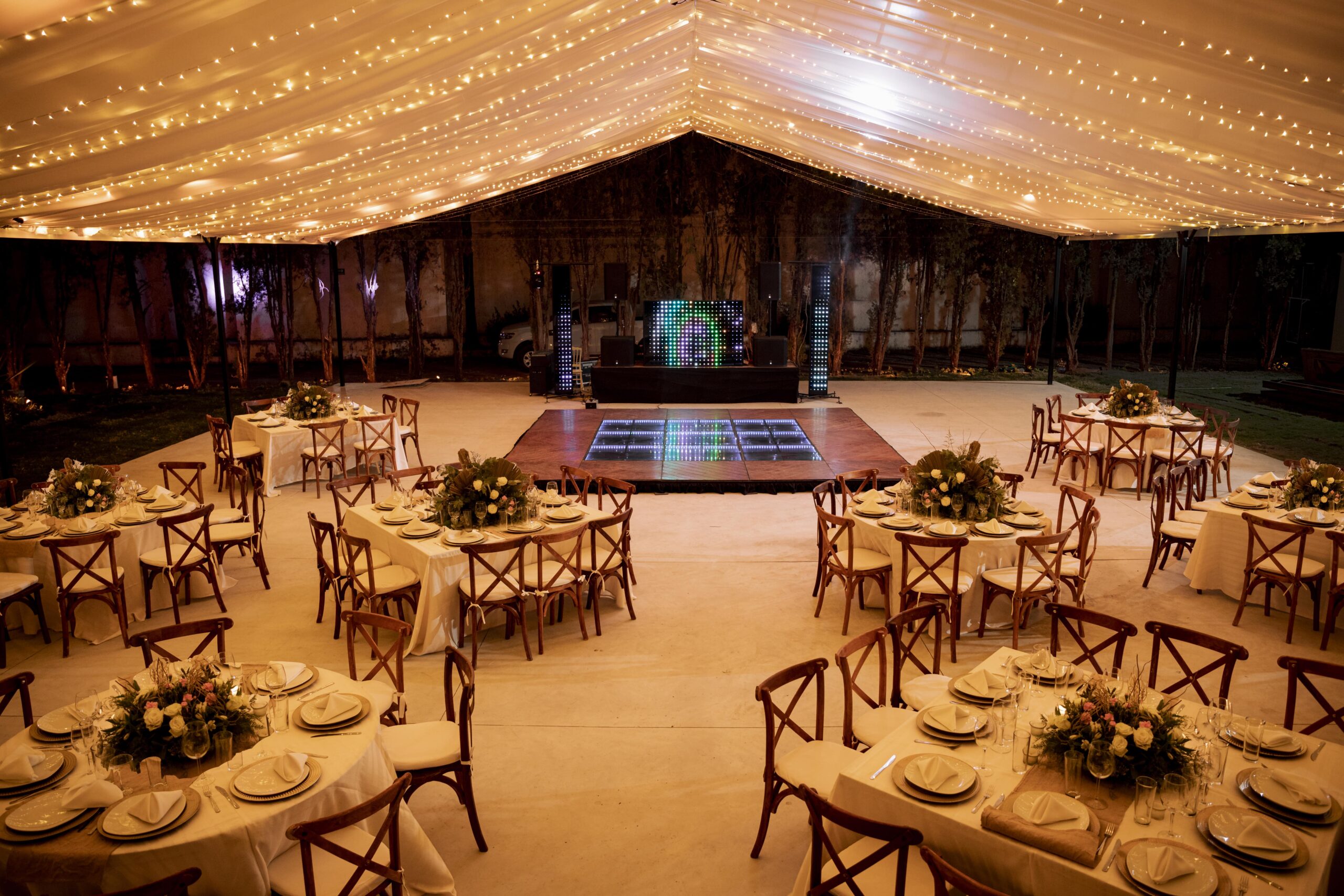 Salón bajo carpa con pista